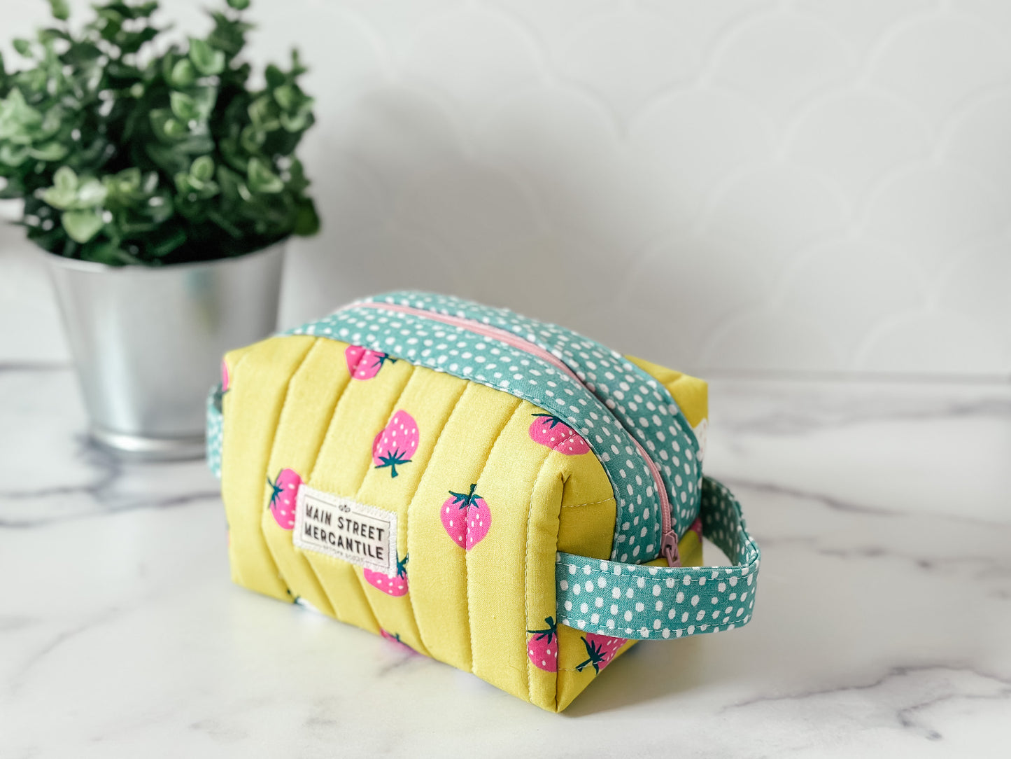 Boxed Zipper Pouch - Strawberries (Holland Pouch)
