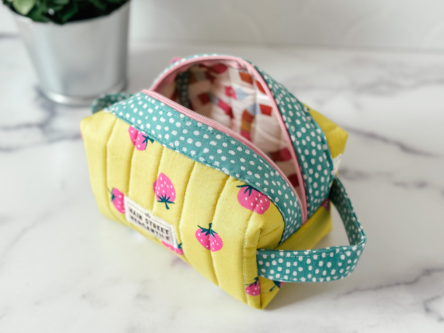 Boxed Zipper Pouch - Strawberries (Holland Pouch)