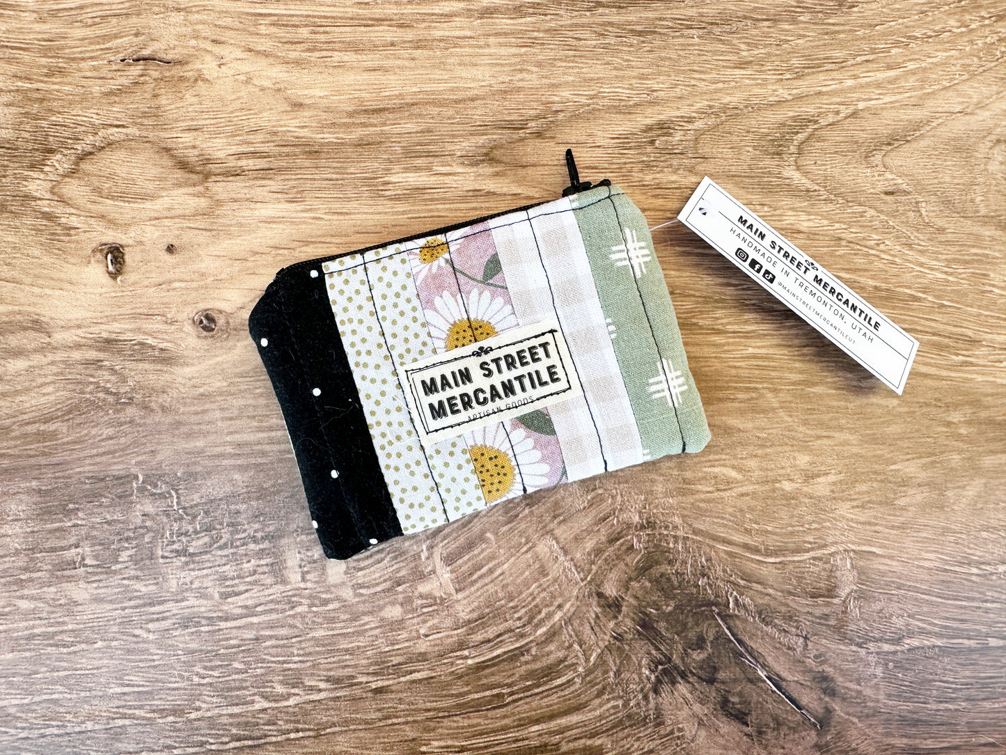 Modern Daisy Zipper Pouch