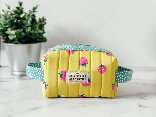Boxed Zipper Pouch - Strawberries (Holland Pouch)